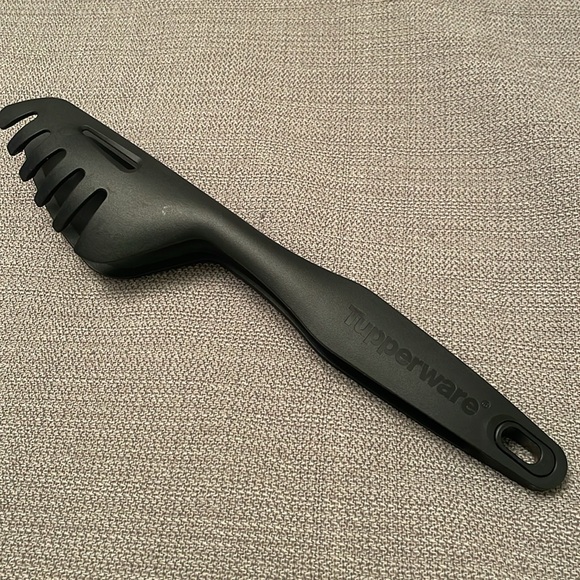 Tupperware Black Clip Together Tongs for Salads or Pasta Like New - Picture 9 of 9